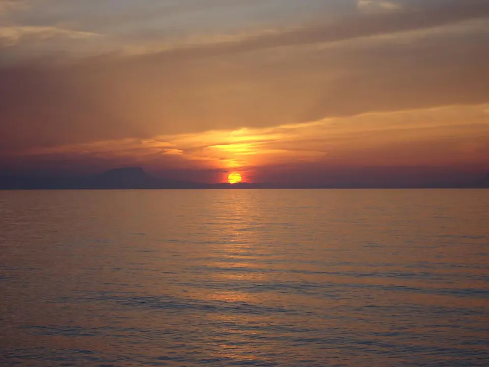 Ηλιοβασίλεμα πάνω από τη θάλασσα