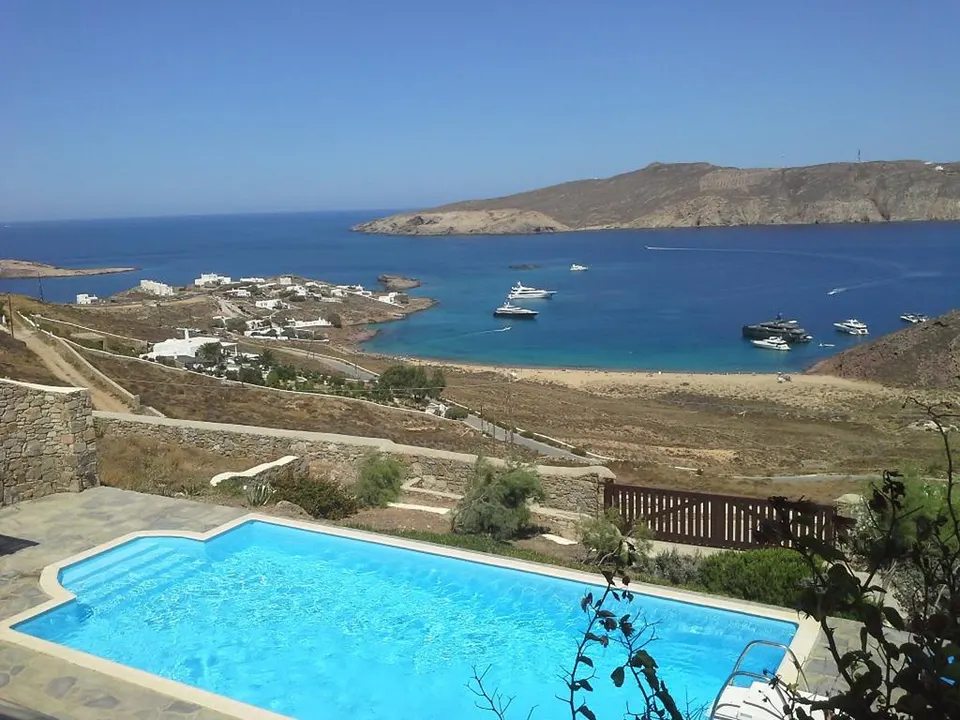 Βεράντα με πισίνα πάνω από κόλπο με σκάφη